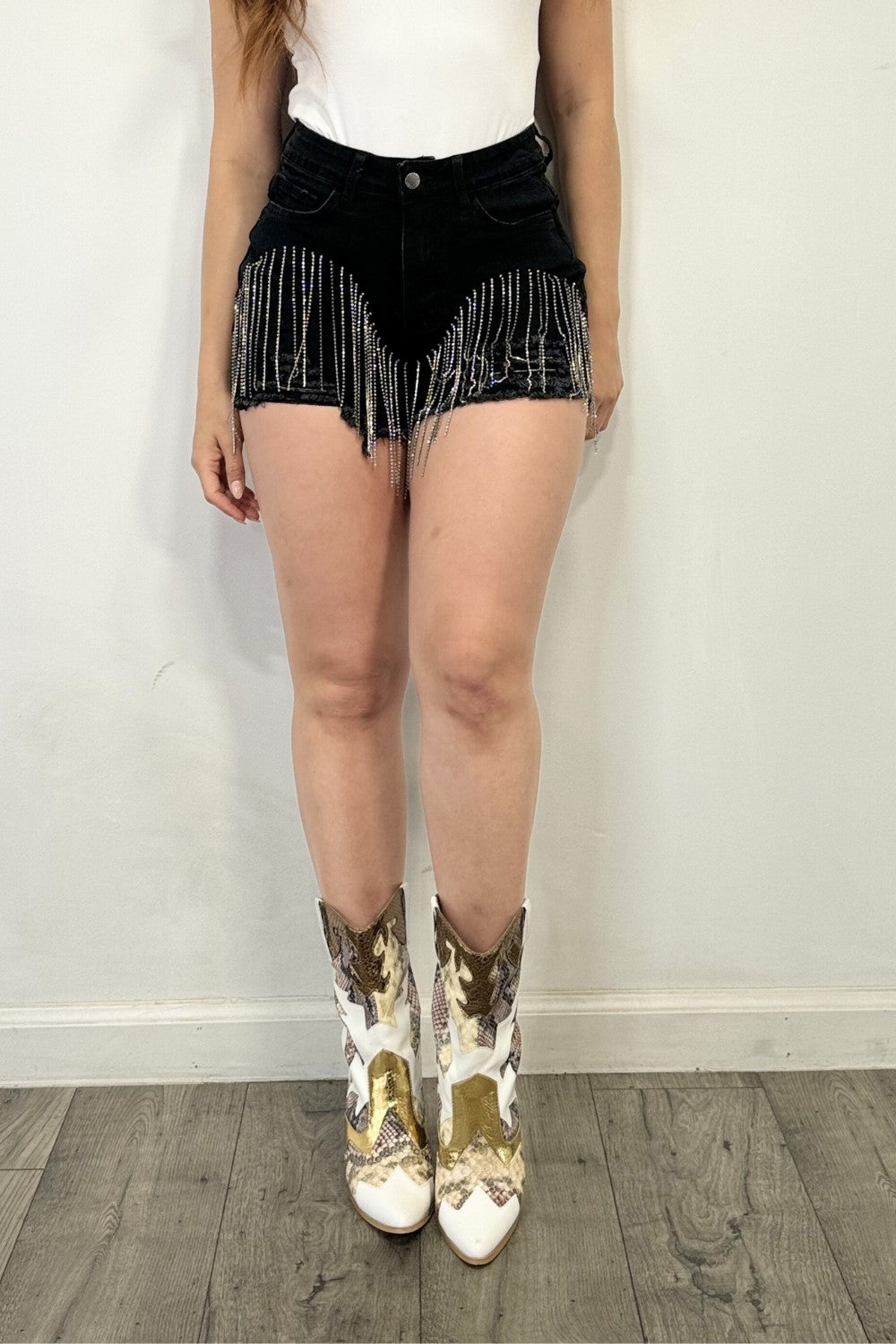 OP-240107 EMBELLISHED DENIM SHORT 6 PIECES 2/S 2/M 2/L